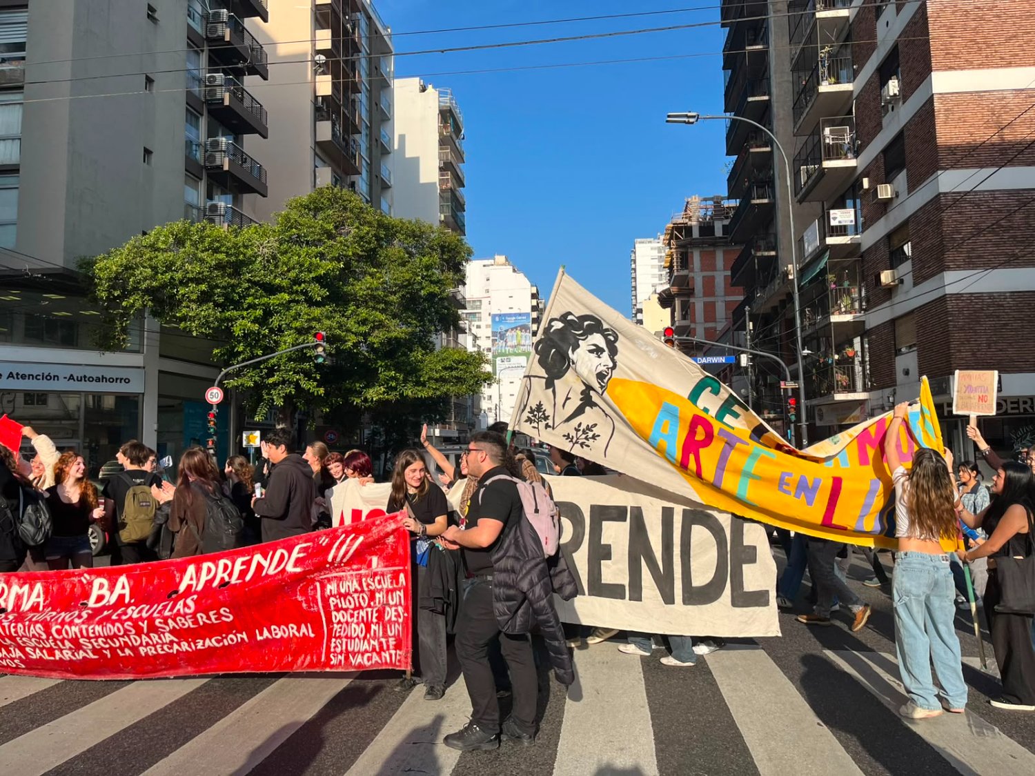 Estallido estudiantil: secundarios cortan Corrientes y se unen contra la reforma Macri