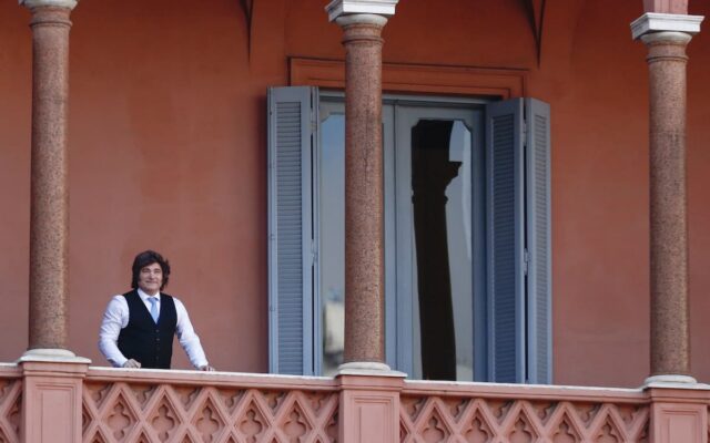 Misterio en Casa Rosada: la bandera que delata (o no) la presencia de Milei