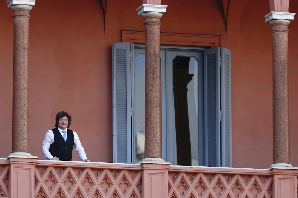 Misterio en Casa Rosada: la bandera que delata (o no) la presencia de Milei