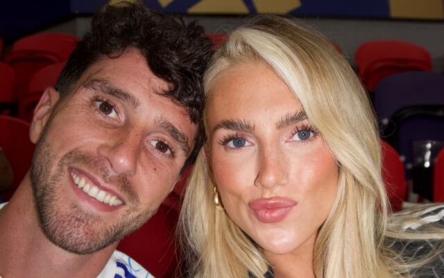 La novia británica de Senesi se puso del lado de Argentina y se sacó foto con Tini Stoessel