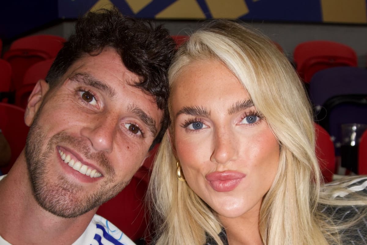 La novia británica de Senesi se puso del lado de Argentina y se sacó foto con Tini Stoessel