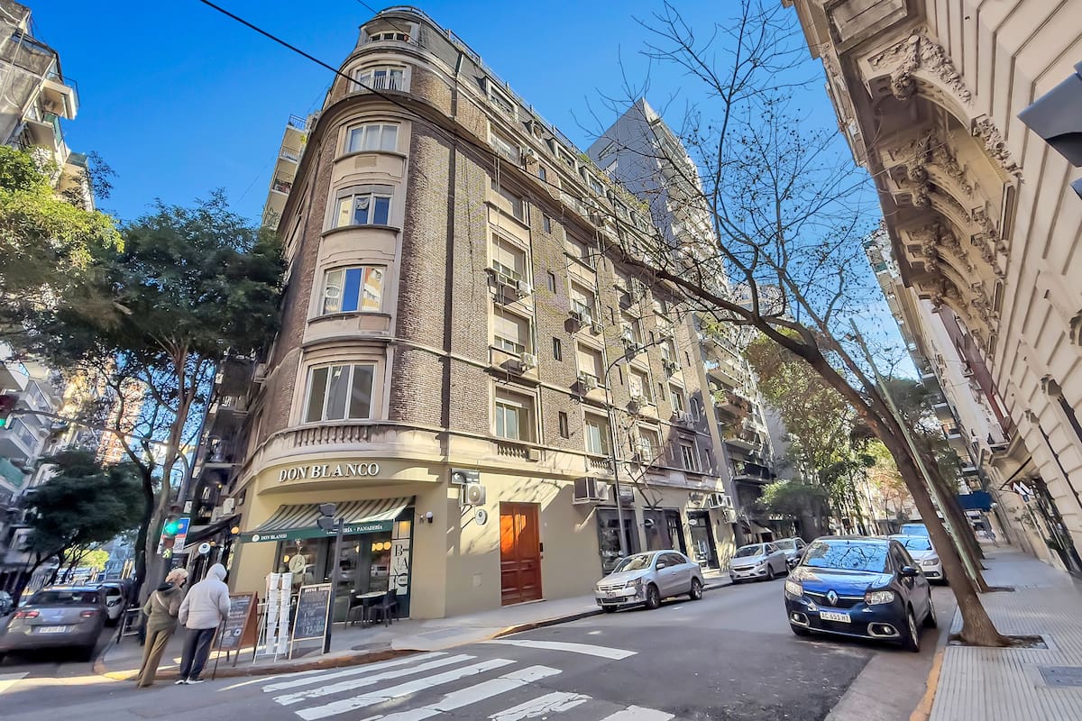 El dúplex vecino de Cristina Kirchner en Recoleta se vende a US$930.000: pileta y terraza con historia