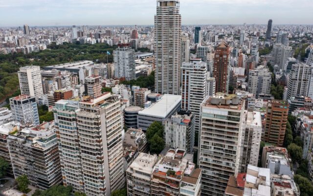 Alerta inmobiliaria: más de 113 mil propiedades en venta en CABA y un informe revela cuáles no conviene comprar