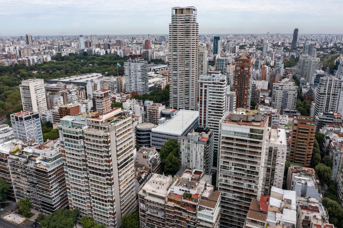 Alerta inmobiliaria: más de 113 mil propiedades en venta en CABA y un informe revela cuáles no conviene comprar