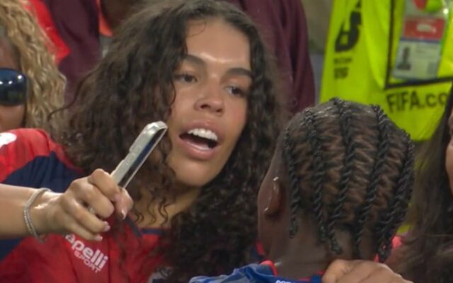 ¡Locura total! Sidny Lopes Cabral metió el 2-2 ante Argentina y se subió a la tribuna a festejar con su novia
