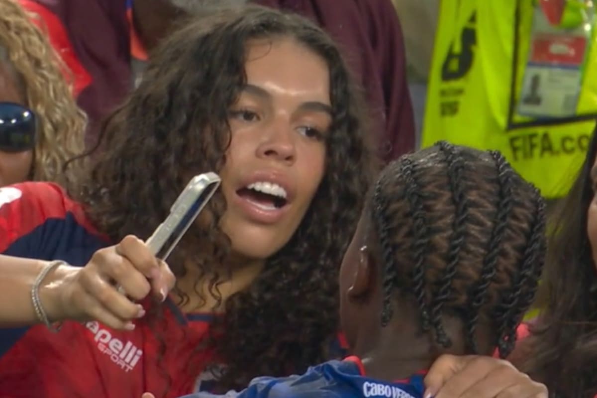 ¡Locura total! Sidny Lopes Cabral metió el 2-2 ante Argentina y se subió a la tribuna a festejar con su novia