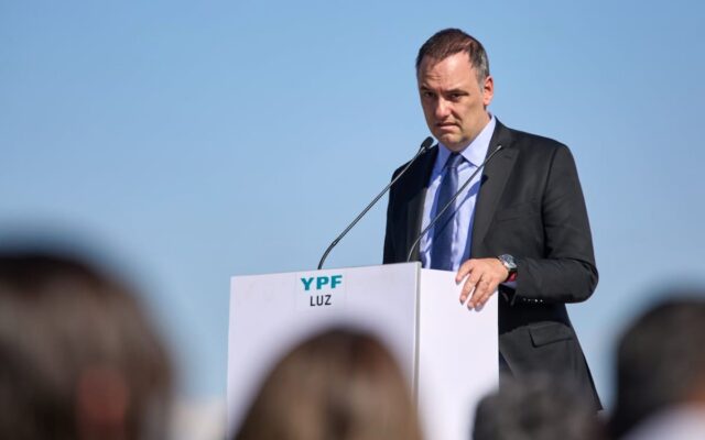 Adorni renuncia al directorio de YPF tras escándalo: no cobrará los 95 millones mensuales