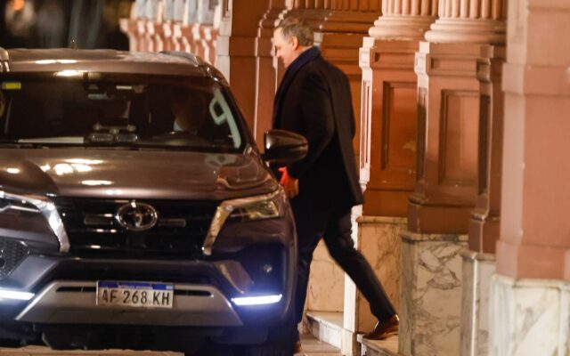 Escándalo en Casa Rosada: la mano derecha de Adorni confesó que intentó comprar un Smart TV con su tarjeta