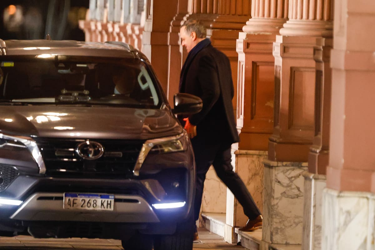 Escándalo en Casa Rosada: la mano derecha de Adorni confesó que intentó comprar un Smart TV con su tarjeta