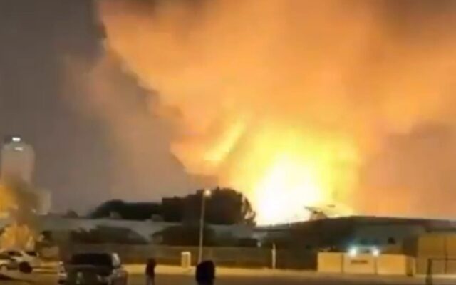 Irán bombardea base de EE.UU. en Bahréin y ataca petroleros en el Golfo: un muerto