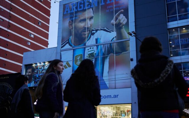 Buenos Aires se paraliza: comercios cierran, hospitales reprograman y la UCA da asueto por Argentina-Inglaterra