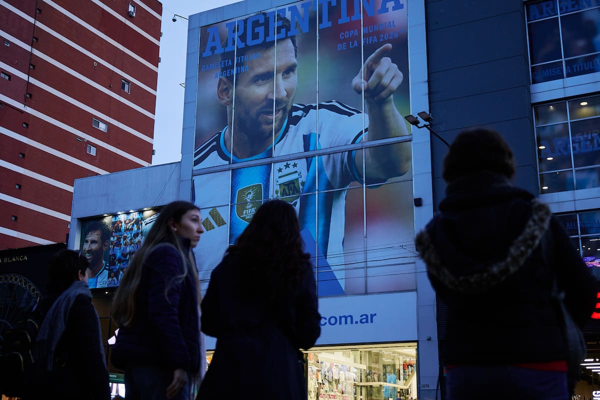 Buenos Aires se paraliza: comercios cierran, hospitales reprograman y la UCA da asueto por Argentina-Inglaterra