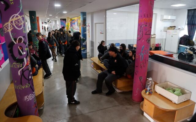 Prohibieron celulares en colegios, midieron el tiempo en pantalla y el resultado es escalofriante