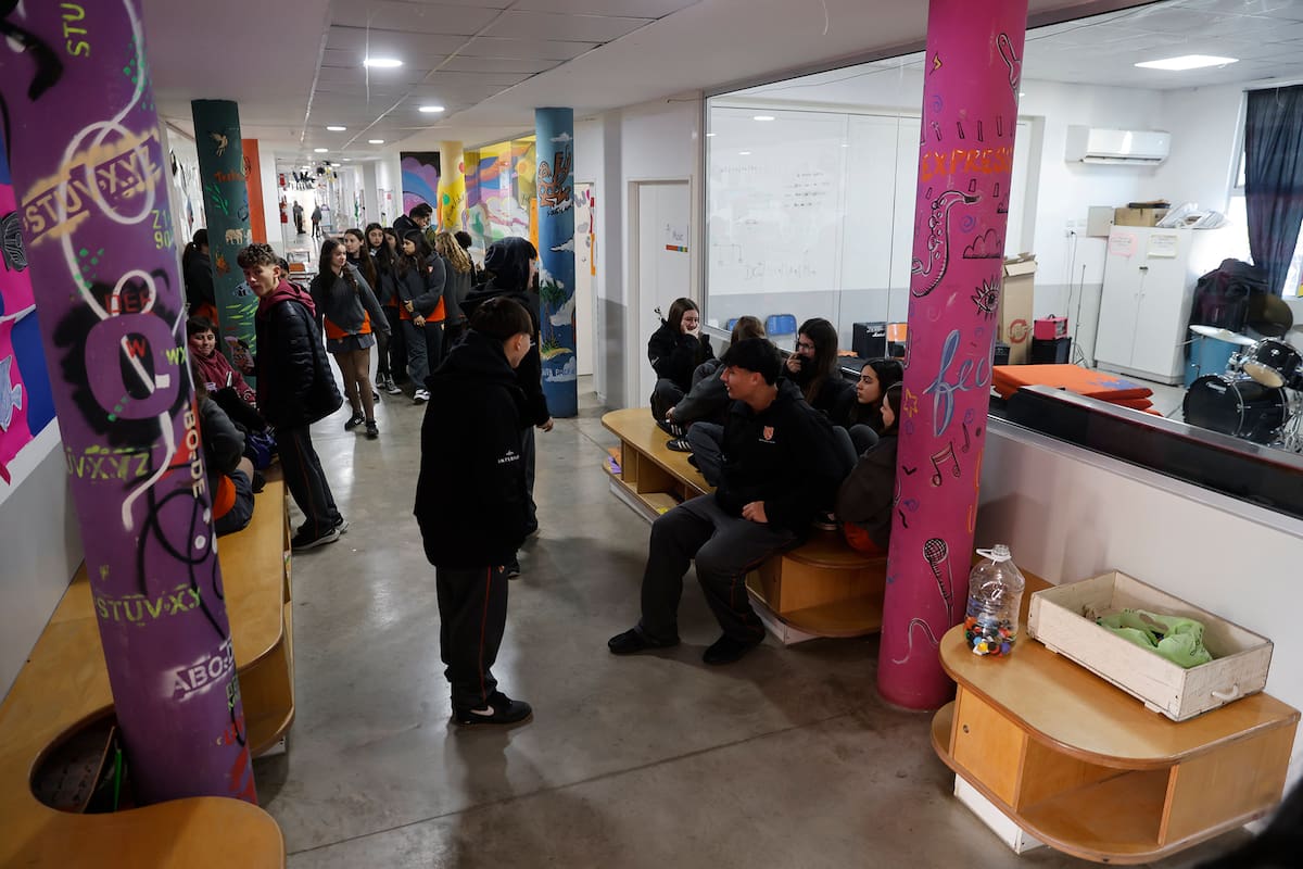 Prohibieron celulares en colegios, midieron el tiempo en pantalla y el resultado es escalofriante