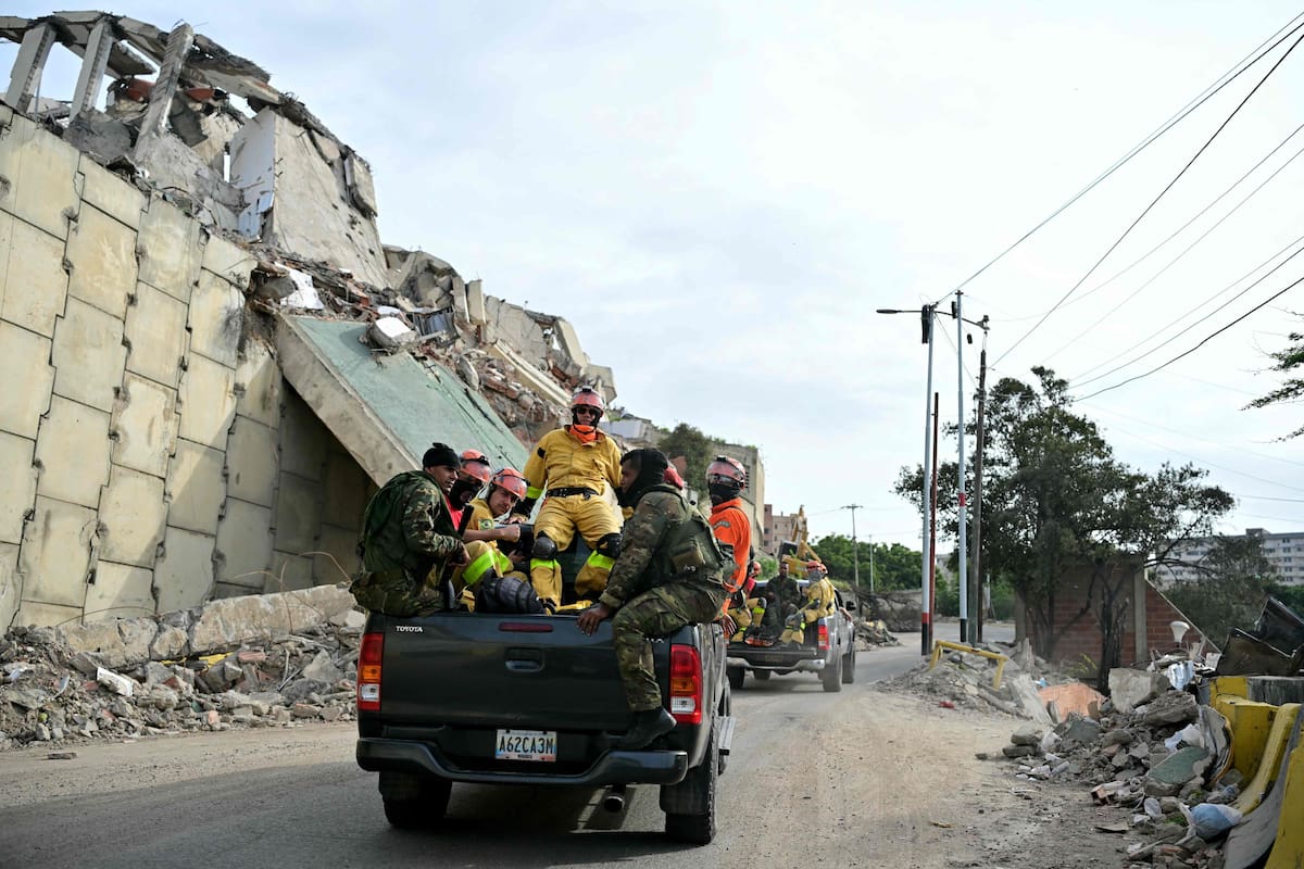 Escombros, olor a muerte y mensajes desesperados en las paredes: las marcas de la tragedia en La Guaira