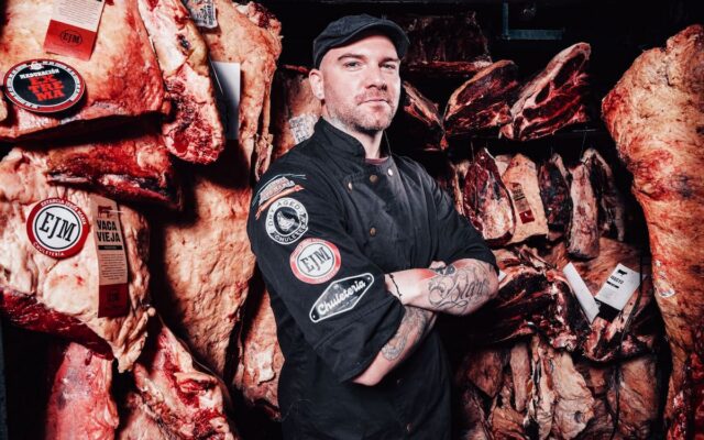 Abre solo los sábados, chefs premiados le compran y rescató el sabor de la carne que comía su abuelo en España
