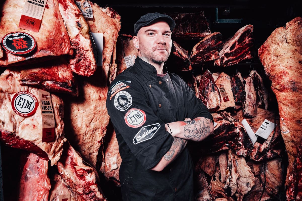 Abre solo los sábados, chefs premiados le compran y rescató el sabor de la carne que comía su abuelo en España