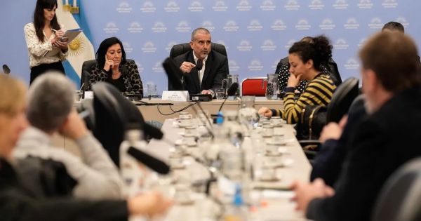 Reforma del BCRA: dictamen con 42 firmas y cruces por los expositores elegidos por LLA