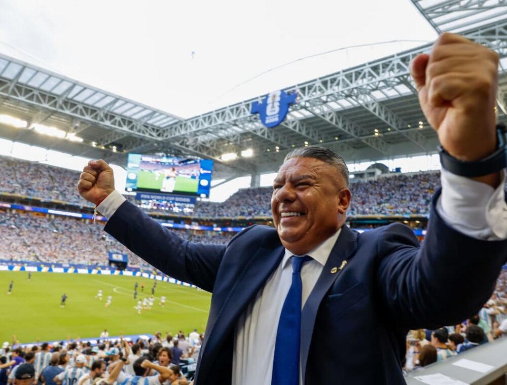 Tapia backs Scaloni and links Falklands flag to diplomatic protest