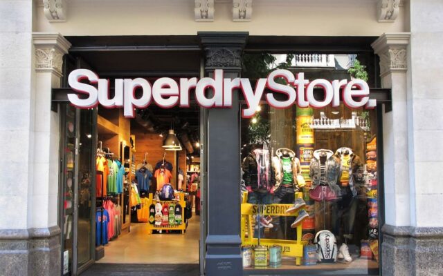 Superdry llega a Argentina con precios europeos y plan regional; Gobierno propone cambios al blanqueo