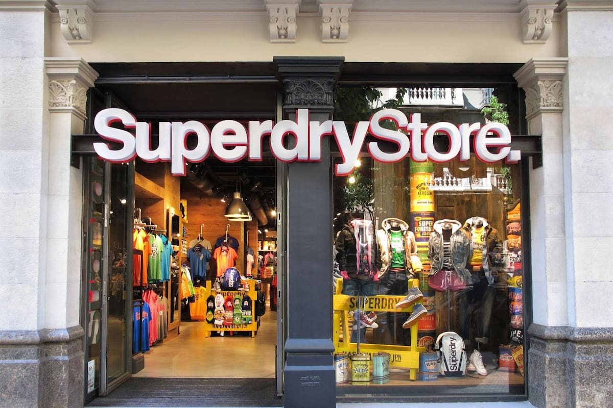 Superdry llega a Argentina con precios europeos y plan regional; Gobierno propone cambios al blanqueo