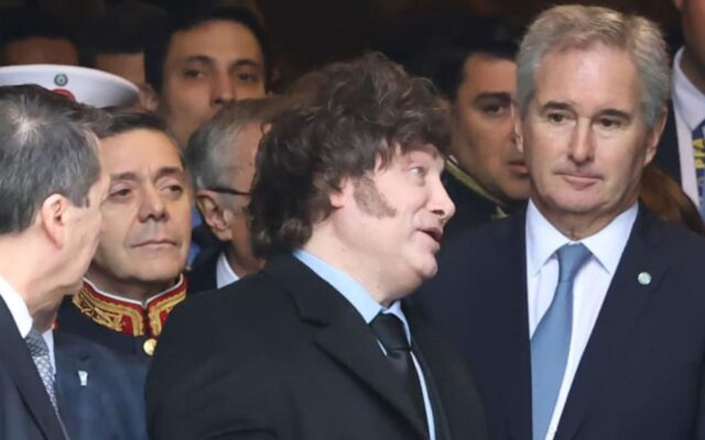 Malvinas: protesta diplomática por el HMS Medway y anuncio de arbitraje por hidrocarburos en una entrevista
