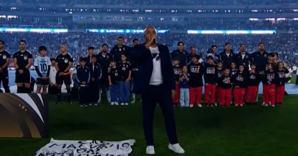Malvinas: himno en despedida de Messi y protesta diplomática por el HMS Medway