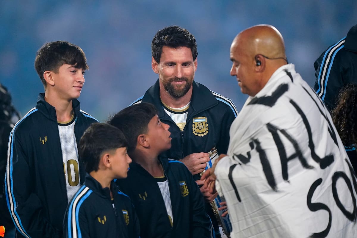 The Sun advirtió por una posible nueva sanción a la selección argentina por la bandera de Malvinas