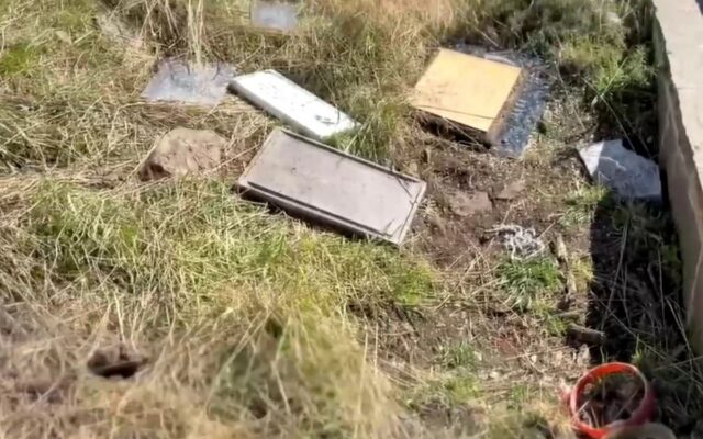 Malvinas: un informe televisivo muestra placas y ofrendas argentinas arrojadas en Darwin