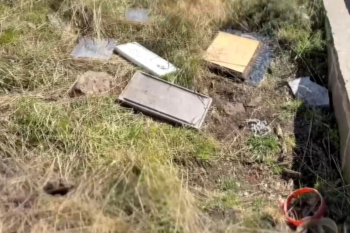 Malvinas: un informe televisivo muestra placas y ofrendas argentinas arrojadas en Darwin